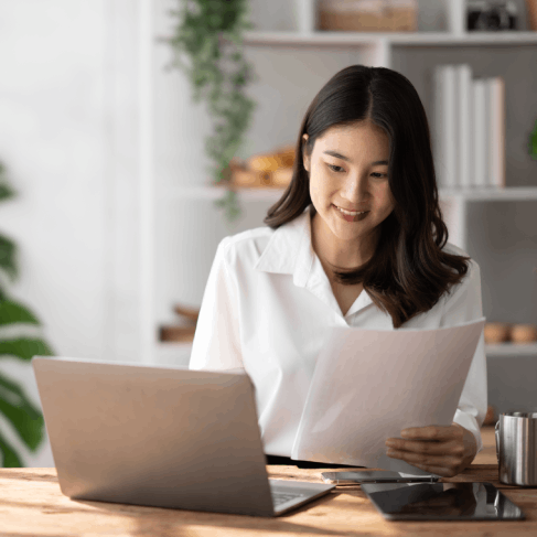 A Houston manager signs a bilingual contract after Spanish Translation Services in Houston deliver certified business docs.