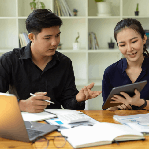 A project manager briefs a bilingual team at a Houston office, coordinating Vietnamese Translation Services in Houston.